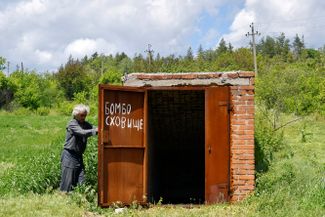 Николай Кононенко, 67-летний житель села Маяки Донецкой области, у входа в бомбоубежище<br>