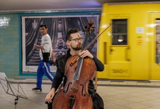 Украинский музыкант Денис Карачевцев, игравший для местных жителей в харьковском метро в марте 2022 года.