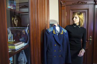 Наталья Поклонская с мундиром прокурора Крыма, Симферополь, 15 марта 2016 года