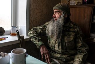 Боец чеченского специального отряда быстрого реагирования «Ахмат» на кухне в Мариуполе