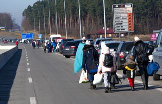 Women and children cross the Ukrainian-Polish border on foot at the Korczowa – Krakovets checkpoint. February 26, 2022.