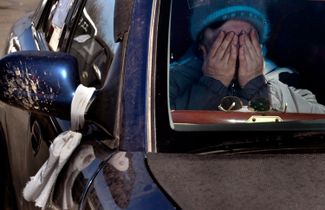 Жительница Мариуполя плачет в машине на пути через Запорожскую область.