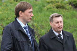 Первый заместитель мэра города Новосибирска Виктор Игнатов (слева) и мэр города Новосибирска Анатолий Локоть во время выездного совещания. 2 июня 2014 года
