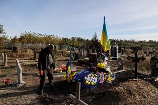 Житель села у могилы Андрея Козыря