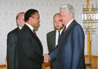From right to left: Boris Yeltsin, Viktor Prokofiev, and U.S. Secretary of Commerce Ronald Brown in 1994
