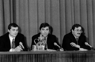 Владислав Сурков, Леонид Невзлин и Михаил Ходорковский на пресс-конференции. 1994 год
