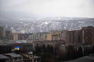 Флаг Украины на экране одного из торговых центров Тбилиси