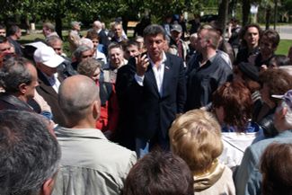 Борис Немцов встречается с жителями микрорайона Цветной Бульвар в Сочи, 21 апреля 2009 года