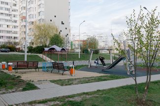 Дети на площадке в районе Харьковская Гора. Апрель 2024 года