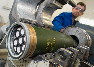Специалист немецкой компании по утилизации боеприпасов Nammo Buck разбирает кассетный снаряд калибра 155 миллиметров