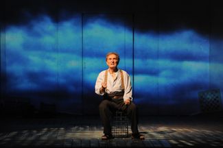 Ясулович в роли Просперо в сцене из спектакля «Буря» по пьесе Уильяма Шекспира. Постановщик — Деклан Доннеллан. 2011 год