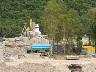 The concrete plant that was built on the banks of the Janhot river. August 23, 2006.
