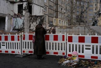 Женщина у разрушенного дома на набережной Победы, 118