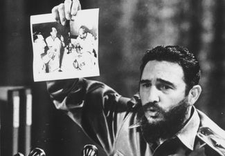 Премьер-министр Кубы Фидель Кастро с фотографией боливийских военных, празднующих гибель Че Гевары. Июль 1968 года