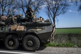 Украинские военные на бронетехнике на окраинах Кривого Рога