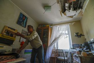 62-летний Владимир Копытков в своей квартире, пострадавшей от ракетного удара по Ясиноватой