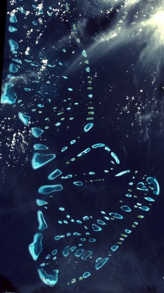 Вид из космоса на атолл Раа на Мальдивах