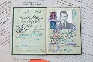Итальянский паспорт, с которым Менгеле сбежал в Аргентину