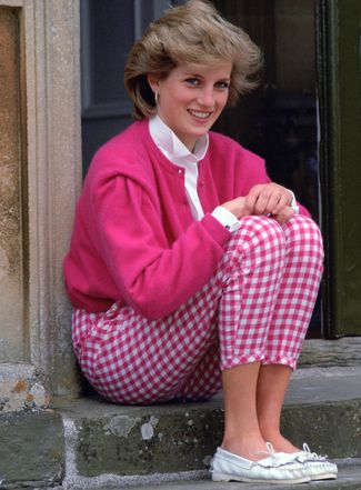 Принцесса Диана сидит на ступенях своего дома, резиденции принца Уэльского Хайгроув. 18 июля 1986 года