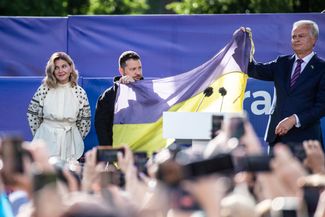 Елена Зеленская, Владимир Зеленский и президент Литвы Гитанас Науседа на митинге в Вильнюсе. 11 июля 2023 года