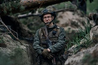 Украинский солдат в траншее на линии фронта рядом с Кременной