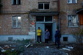 Жители одного из домов Киева, который пострадал во время атаки российских дронов 
