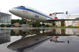 В 1981-м самолет Як-42 установил рекорд самого дальнего перелета без посадок — 4730 километров. В том же году его вывели из эксплуатации и установили на ВДНХ. Сейчас там работает музей