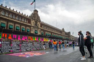 В Мехико накануне 8 марта вокруг Национального дворца установили забор для защиты «от вандализма». На заборе стали писать имена женщин, ставших жертвами фемицида — гендерно обусловленного убийства, когда жертву убивают лишь потому, что она женщина.