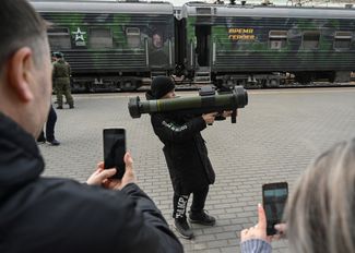 В экспозицию агитпоезда входят образцы оружия, например, переносной зенитно-ракетный комплекс, используемый украинскими военными