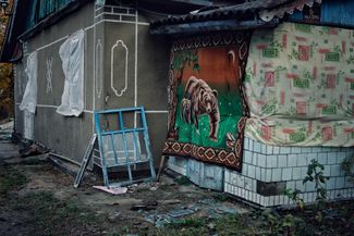 Жители Хмельницкой области закрывают тканью и полиэтиленом выбитые окна и сломанные двери в своих домах. 26 октября 2023 года