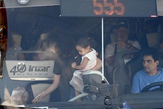 Жители Сдерота размещаются в эвакуационном автобусе, 15 октября 2023 года