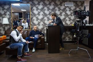 Актеры Леонид Барац, Ростислав Хаит и Александр Демидов (слева направо) во время съемок фильма «День выборов-2»
