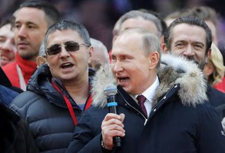Alexander Myasnikov at a demonstration in support of Vladimir Putin. The doctor is standing to the left of Putin himself. March 3, 2018