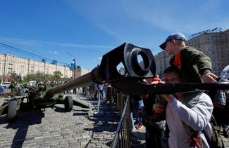 На информационных стендах размещена информация о тактико-технических характеристиках выставленного оружия и «о месте и обстоятельствах захвата техники российскими военнослужащими»