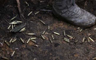 Отстрелянные гильзы под ногами военнослужащего 28-й механизированной бригады ВСУ. Позиции украинской армии в районе Бахмута в Донецкой области. 5 апреля 2023 года 