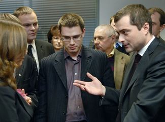 Замглавы АП Владислав Сурков (крайний справа) встречается с лидерами прокремлевских молодежных движений. На заднем плане — Глеб Павловский. Москва, 31 января 2007 года