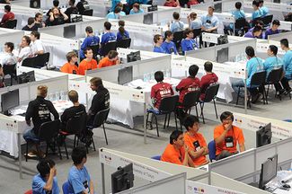 Финалисты «Битвы интеллектов» — международного чемпионата по программированию, который проводится при поддержке компании IBM. Екатеринбург, 25 июня 2014 года