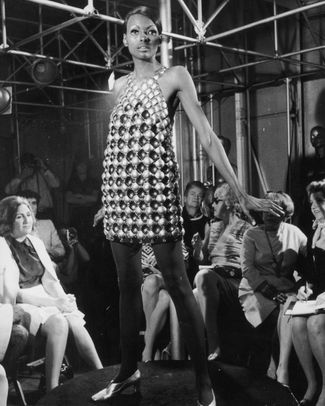 Модель в платье Paco Rabanne на подиуме. 1968 год