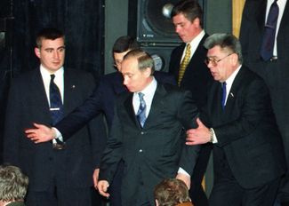 Alexey Dyumin, deputy head of security of the president of the Russian Federation, and acting President Vladimir Putin in 2000