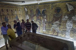 Министр по делам древностей Египта Мамдух аль-Дамати (второй слева) вместе с британским египтологом Николасом Ривсом (третий слева) в гробнице Тутанхамона, 28 сентября, 2015 года