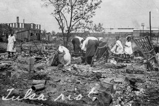 Жители чернокожего квартала Гринвуд на пепелище своих домов. Талса, штат Оклахома, 1 июня 1921 года
