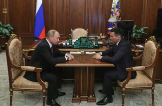 Президент Владимир Путин на встрече с Бату Хасиковым, на которой его назначили временно исполняющим обязанности главы Калмыкии. 20 марта 2019 года