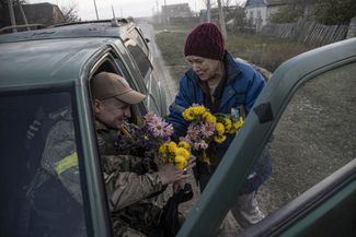 Украинских военных встречают жители Киселевки в 20 километрах от Херсона