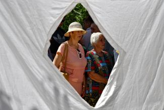 Жители Запорожья в очереди за гуманитарной помощью
