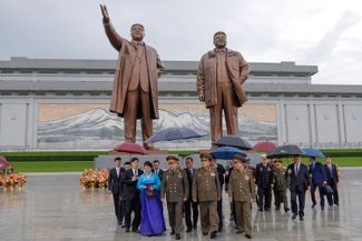 Сергей Шойгу с сопровождающими после возложения цветов к памятникам Ким Ир Сену и Ким Чен Иру в Пхеньяне. 26 июля 2023 года