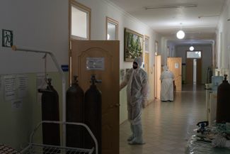 Коридор хирургического корпуса Гергебильской центральной районной больницы, преобразованного для приема больных с коронавирусной инфекцией. 27 мая 2020 года