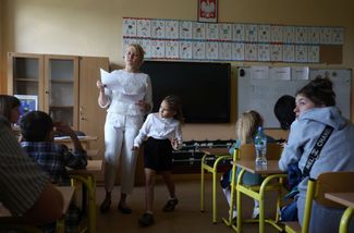 Семилетняя девочка из Харькова в классе одной из школ Варшавы. 1 сентября 2022 года