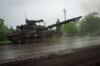 Украинский танк ведет огонь по российским позициям
