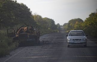 Уничтоженные гражданские и военные автомобили на дороге к Граково
