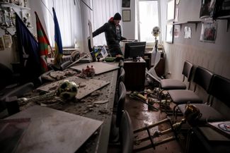 Александр Егоров, директор киевской детской футбольной академии «Локомотив», собирает вещи в своем кабинете, пострадавшем от ракетного удара